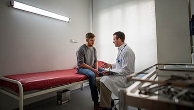 Мужчина сидит в стационаре